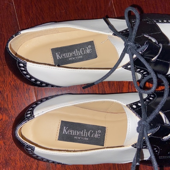 Vintage 1990s Kenneth Cole Women's Spectator Black & White Shoes - Picture 3 of 7